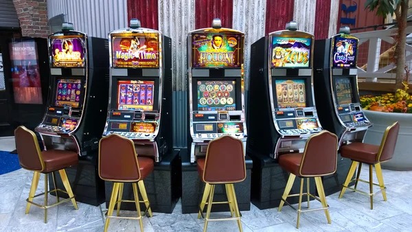 hulk123 slot live blackjack table on mobile phone screen